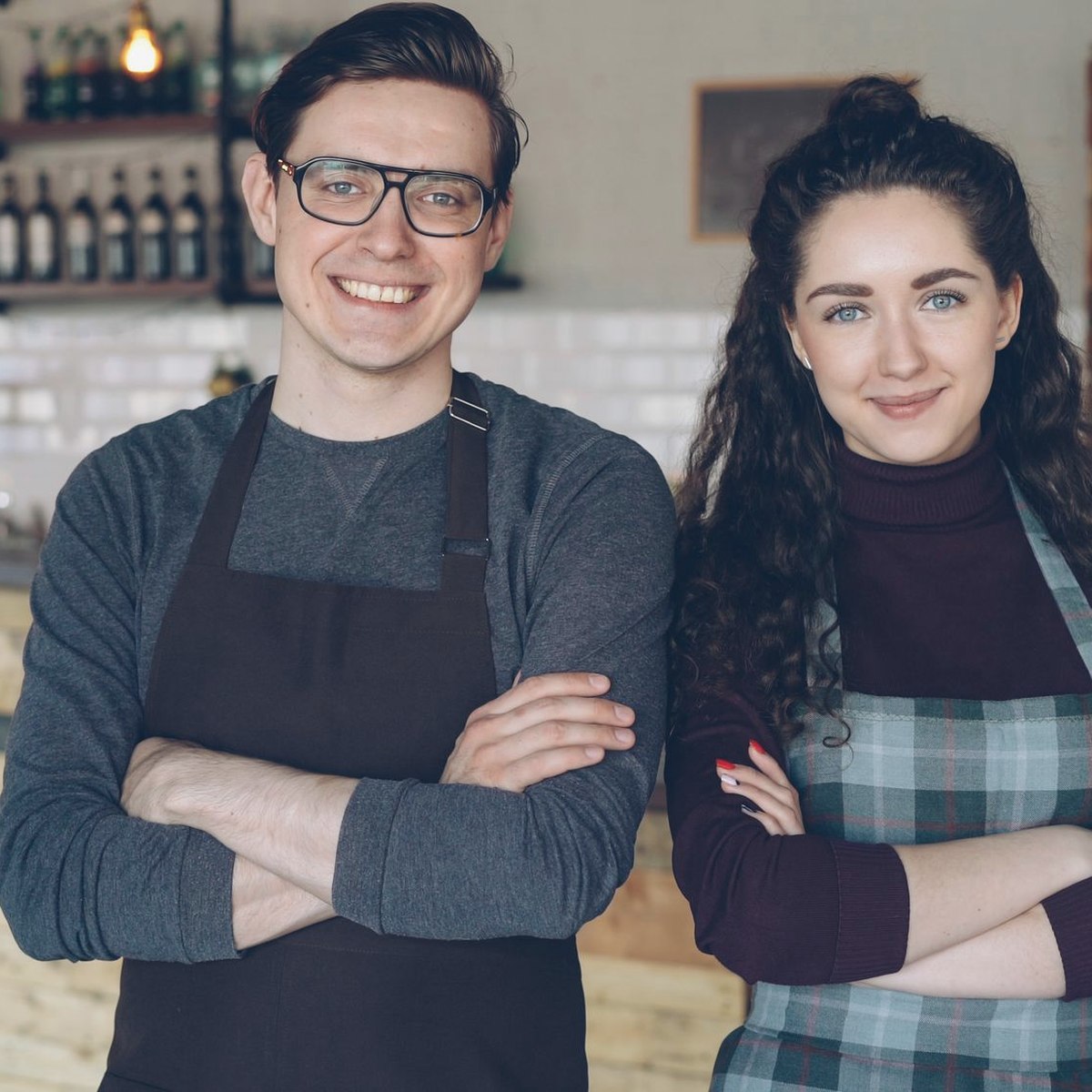 Un couple de commerçants souriants dans leur boutique