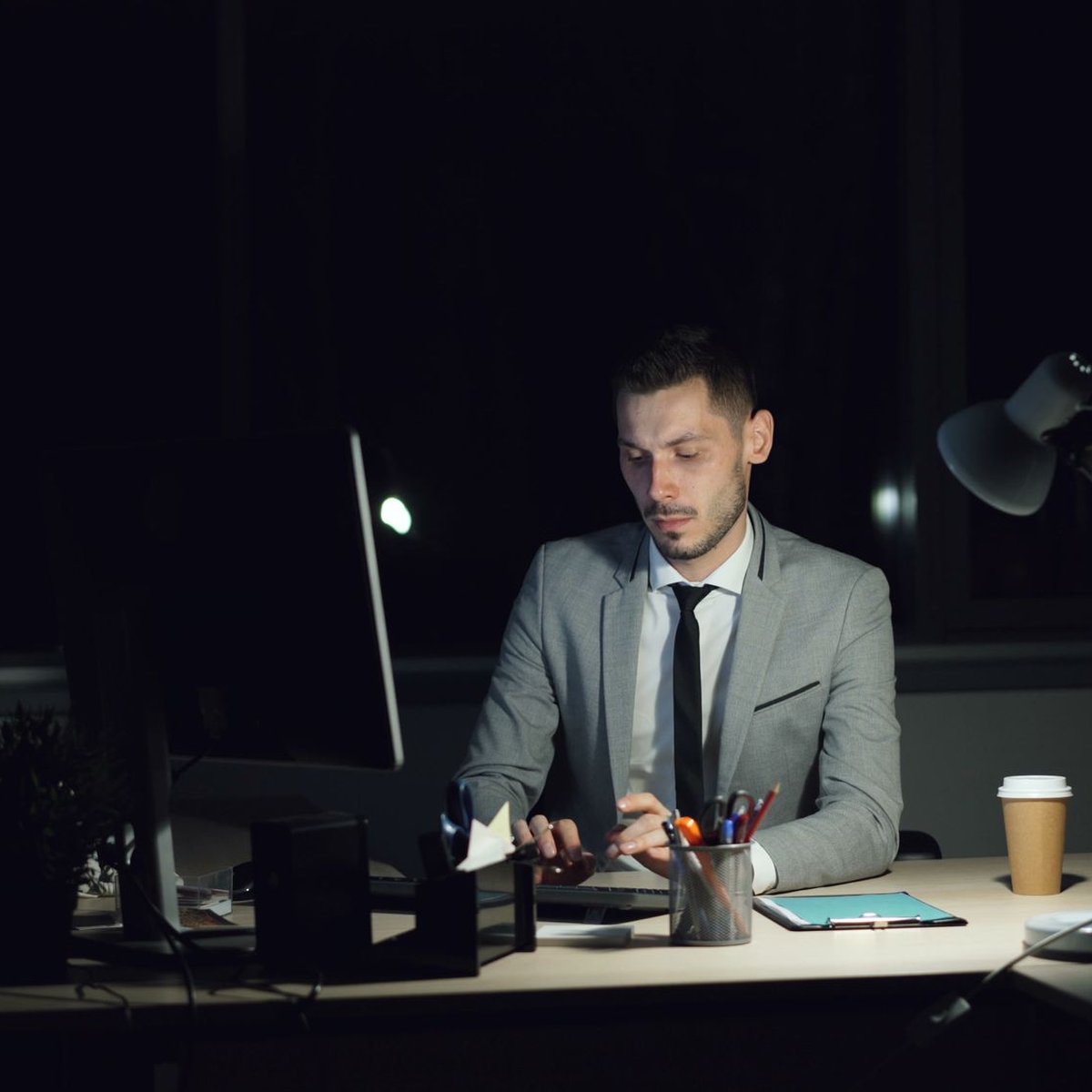 Un dirigeant au téléphone dans son bureau