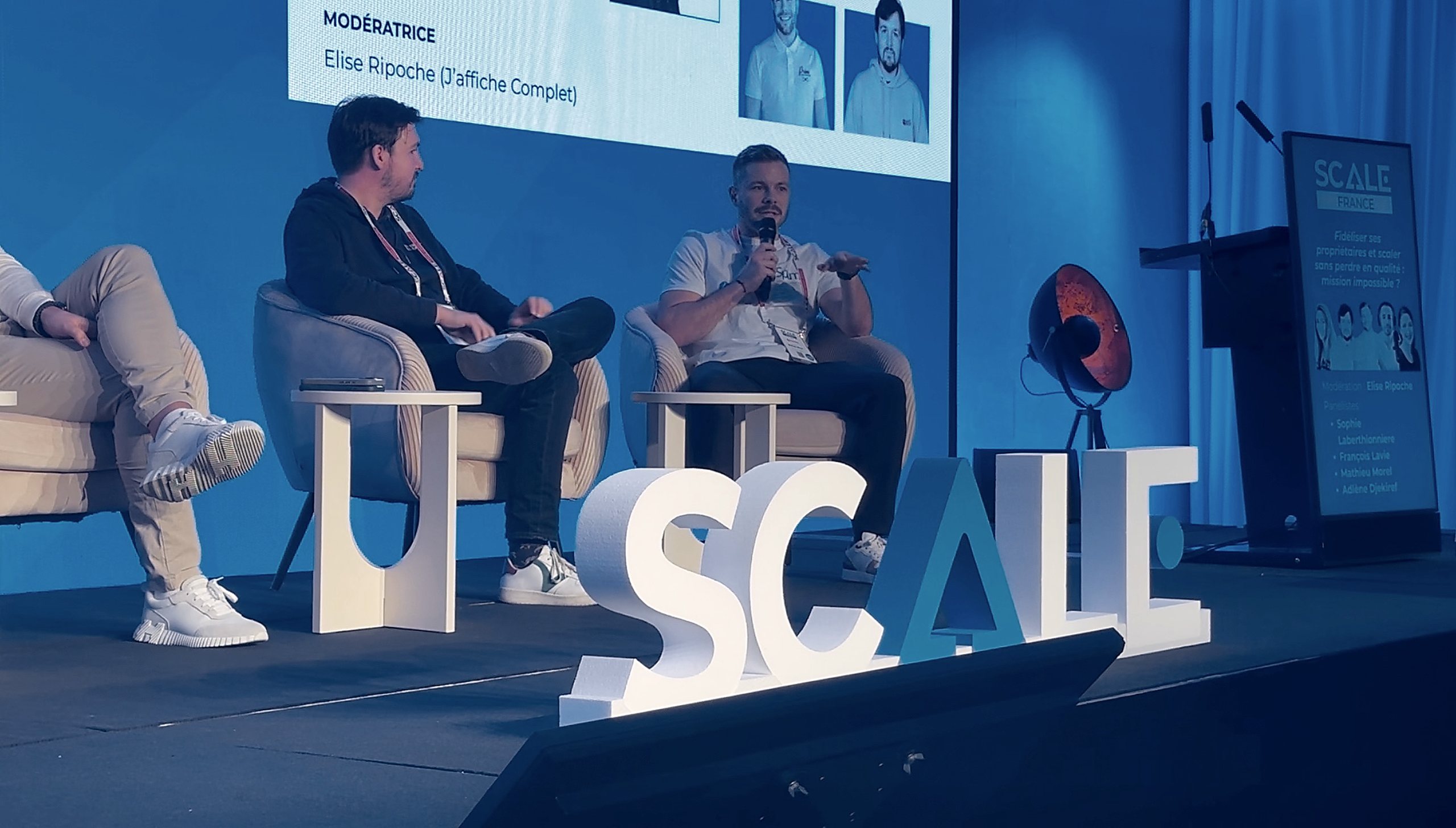 Mathieu Morel sur scène, au micro, lors d'une conférence